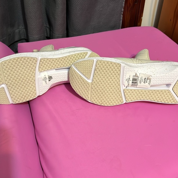 Never worn Puma - Picture 3 of 7